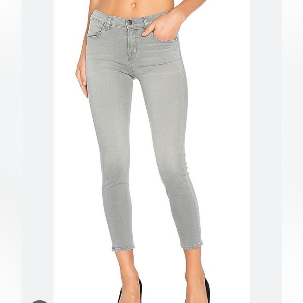 J Brand Mid Rise Denim Capri in Dusk Haze (grey color) Size 28 Jeans